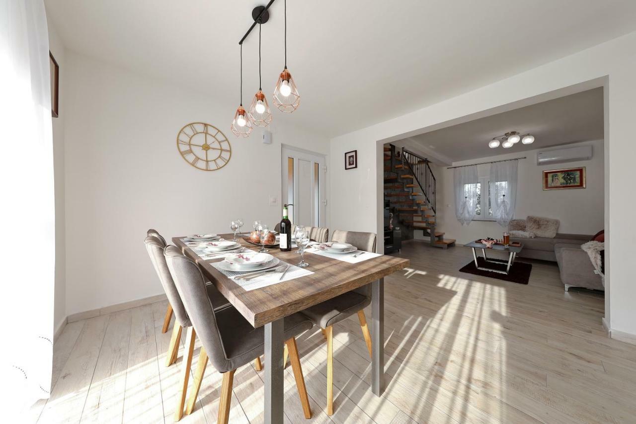 Holiday Home Hrast Debeljak المظهر الخارجي الصورة