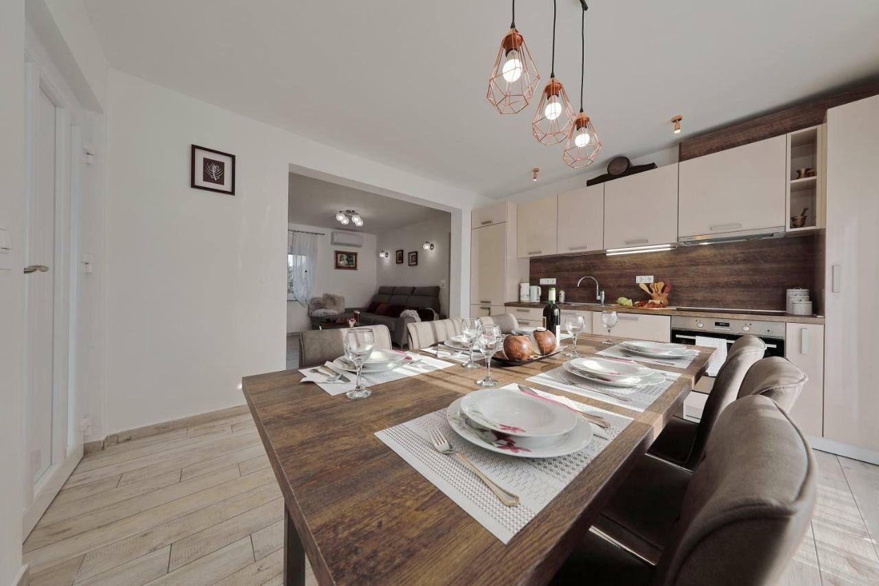 Holiday Home Hrast Debeljak المظهر الخارجي الصورة