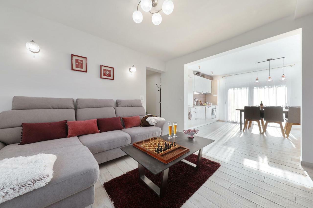 Holiday Home Hrast Debeljak المظهر الخارجي الصورة