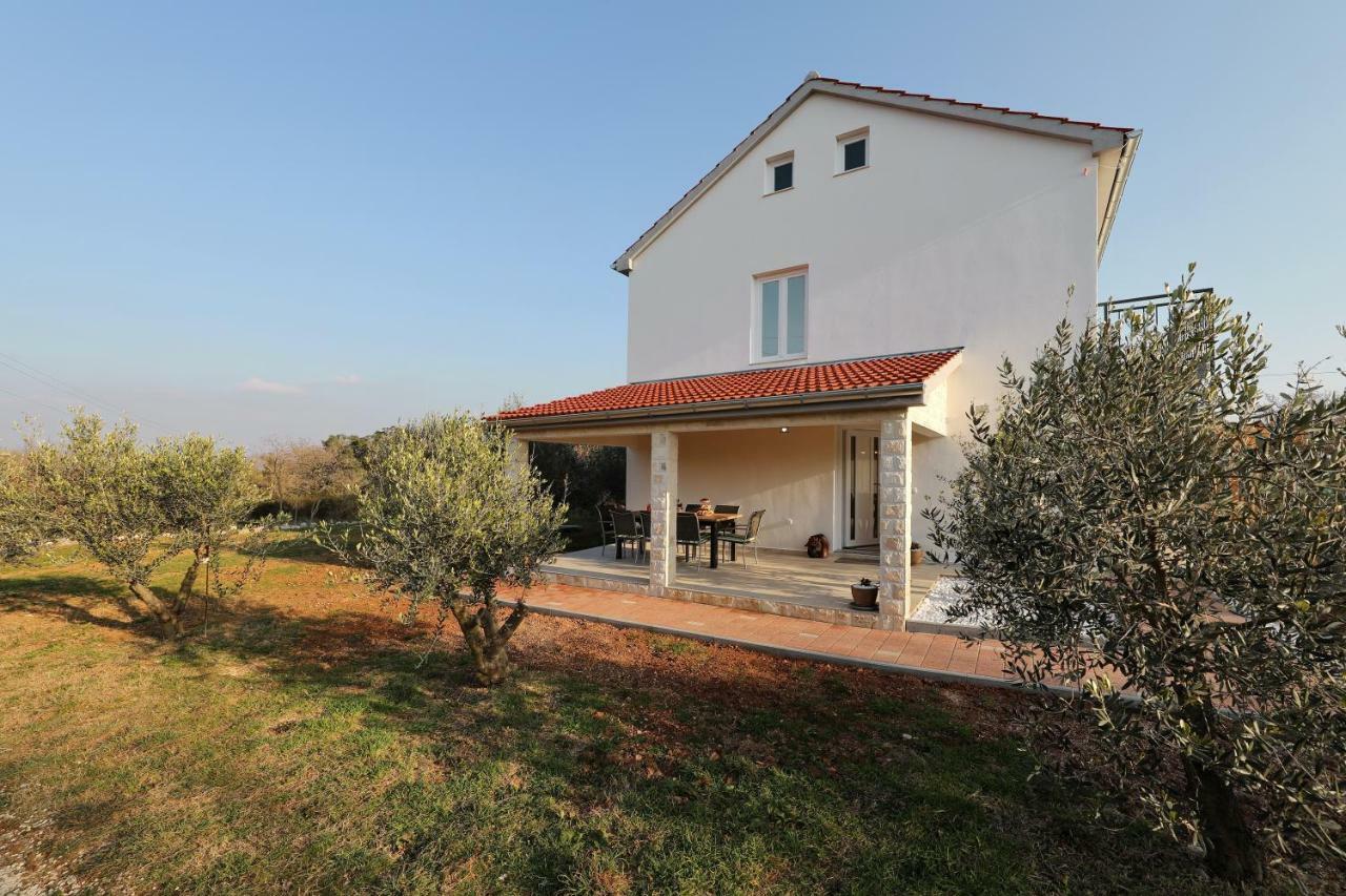 Holiday Home Hrast Debeljak المظهر الخارجي الصورة